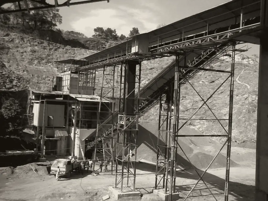KEW stone crushing plant layout with hoppers and conveyors in South India